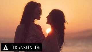 Alkonyat utáni vad szex: Tori Easton keményen eldugja Charlotte Sins bikini csaját