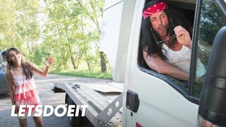 Shrima Malati kint élvezi a forró fröccsenést a punciján kemény szex után