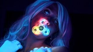 Neon ragyogásban csábító tini bombázó vonzza a farkadat feszes, tökéletes idomaival